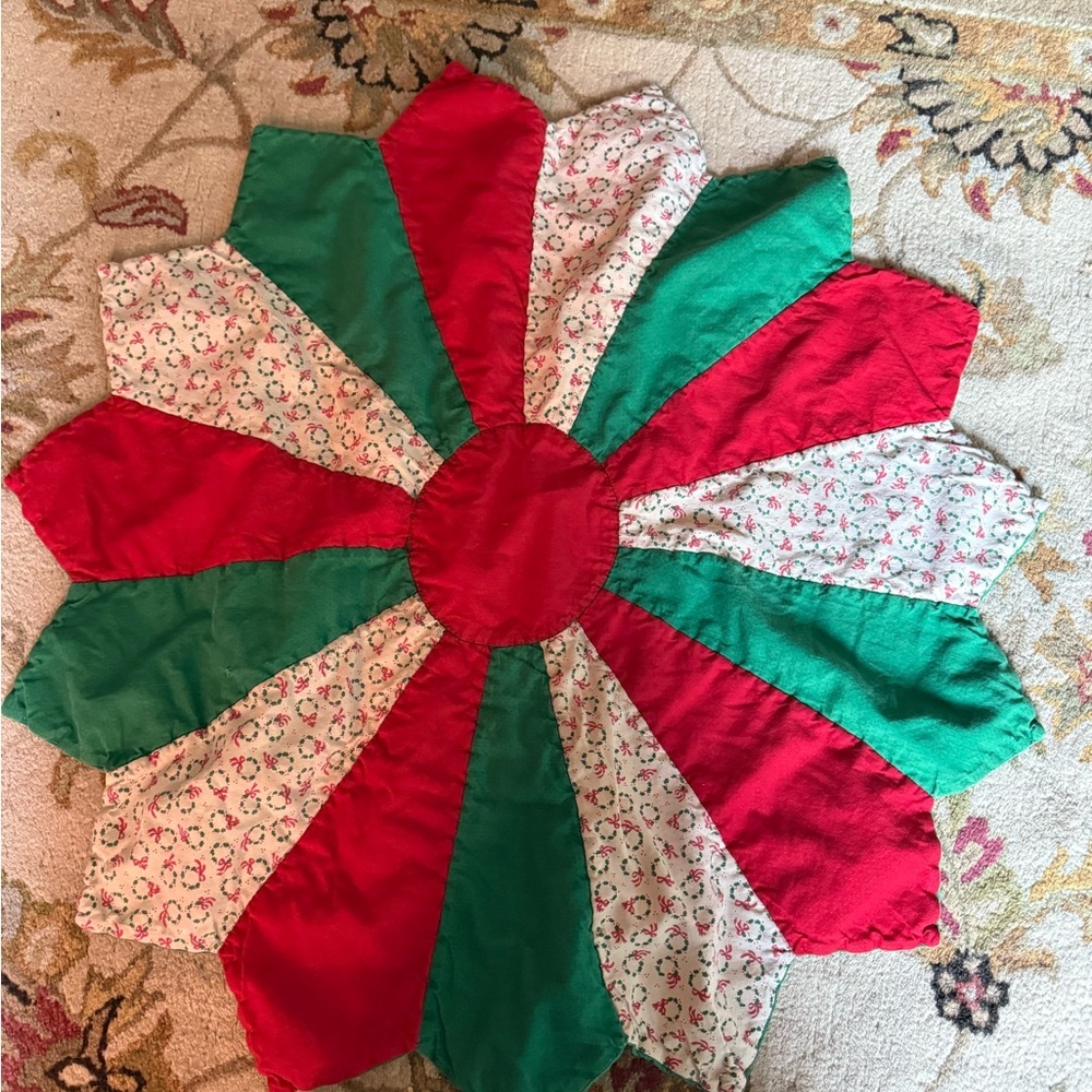 Handmade Vintage 1986 31” Christmas Tree Skirt Festive Red and Green Holiday - Picture 3 of 5